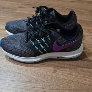 Nike Women's Black and Purple Athletic Shoes